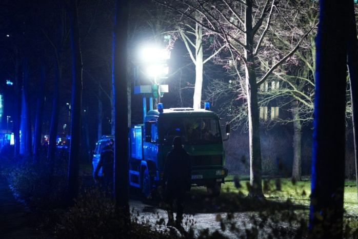 Die Polizei macht Licht im Park. Foto: Ferdinand Uhl