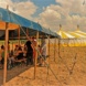 Personen unter einem Zelt im Sommer