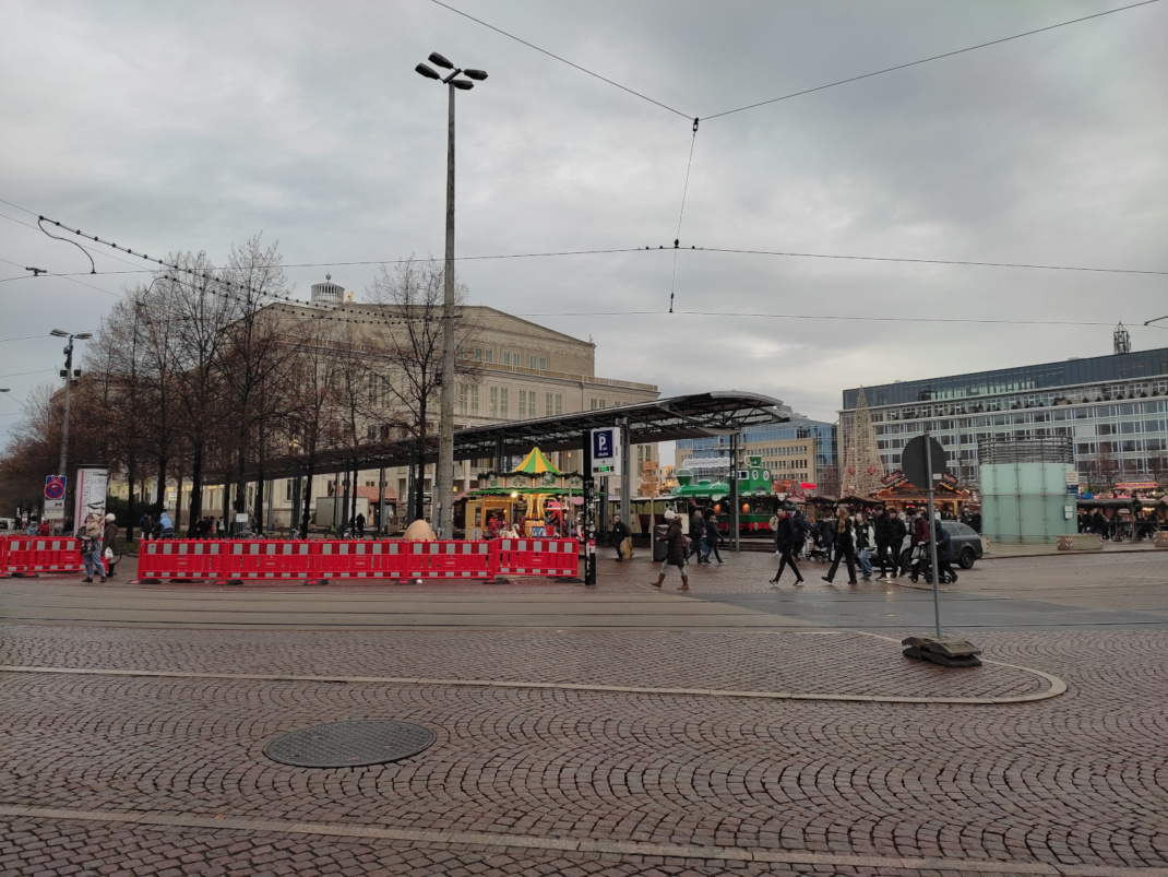 Augustusplatz mit Weihnachtsbuden.
