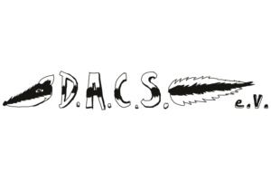 Logo des DACS e.V. Buchstaben verbunden mit einem Dachsschwanz