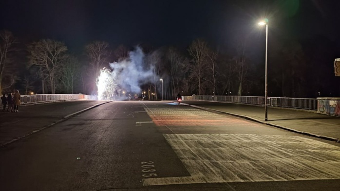 Erste Vorboten der Silvesternacht um 21 Uhr an der Sachsenbrücke. Eher familiäre Ballereien für kleine Kinder vorab. Foto: LZ