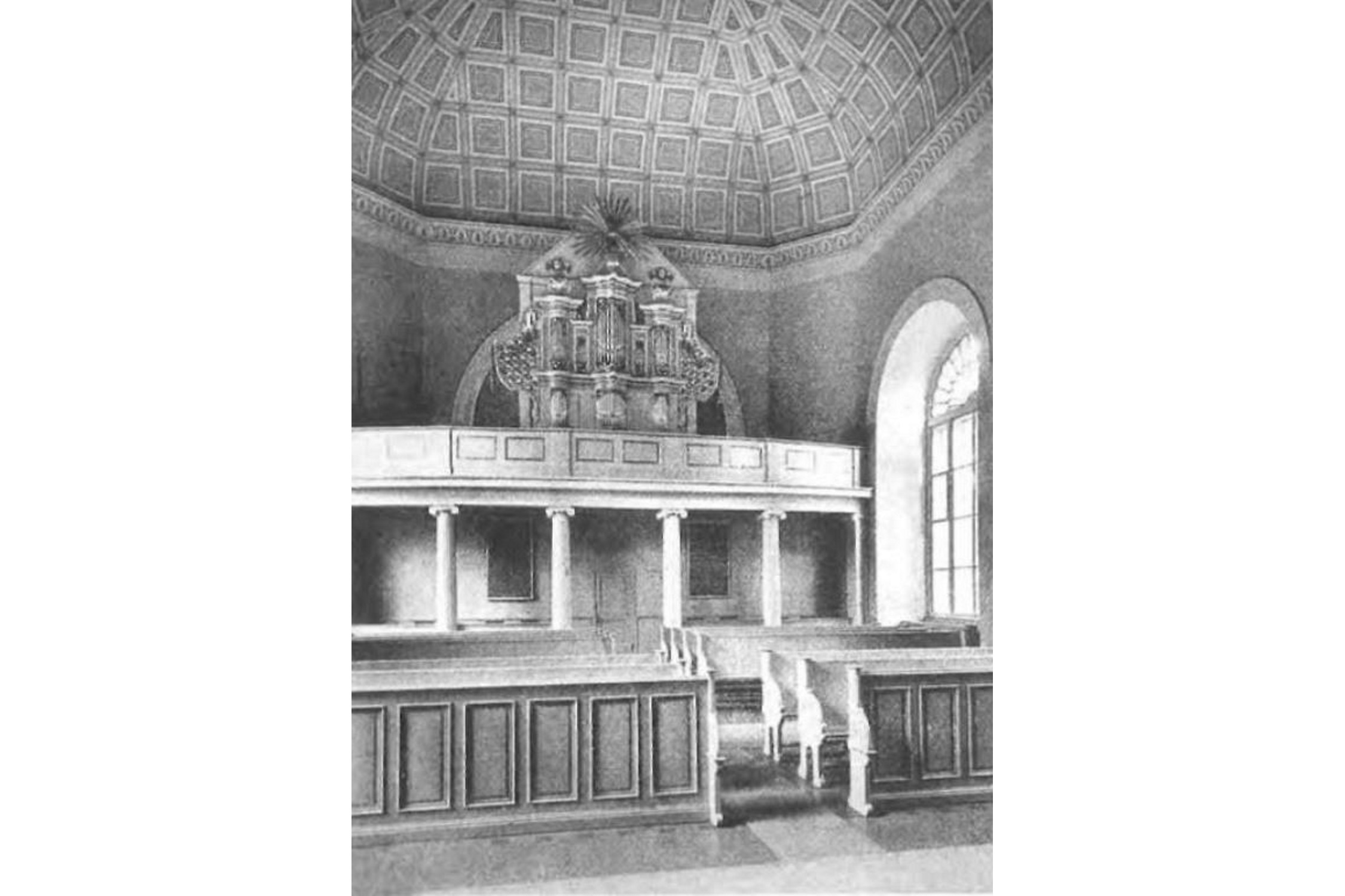 Innenansicht mit Orgel und Empore. Abb. Ghostwriter123, CC BY-SA 4.0, https://commons.wikimedia.org/w/index.php?curid=126617673