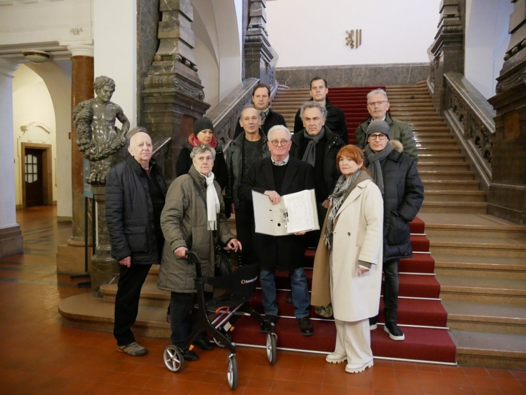 Im Leipziger Neuen Rathaus übergeben Anwohner/-innen eine Petition an die Vorsitzende des Petitionsausschusses zur Öffnung des Liviaplatzes für den Autoverkehr.