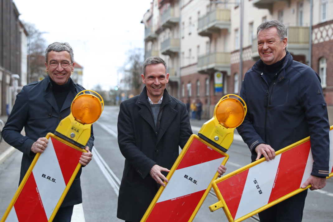 Verkehr auf Ratzelstraße wird zwischen Diezmannstraße und Schönauer Straße vorfristig wieder freigegeben. Leipzig, 23.12.22. Im Bild: von links: Thomas Dienberg (Beigeordneter für Stadtentwicklung und Bau der Stadt Leipzig), Dr. Ulrich Meyer (Technischer Geschäftsführer der Leipziger Wasserwerke), Ronald Juhrs (Geschäftsführer Technik und Betrieb der LVB). Foto: Jan Kaefer