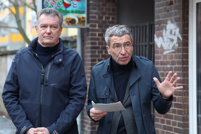 Verkehr auf Ratzelstraße wird zwischen Diezmannstraße und Schönauer Straße vorfristig wieder freigegeben. Leipzig, 23.12.22. Im Bild von links: Ronald Juhrs (Geschäftsführer Technik und Betrieb der LVB) und Thomas Dienberg (Beigeordneter für Stadtentwicklung und Bau der Stadt Leipzig). Foto: Jan Kaefer