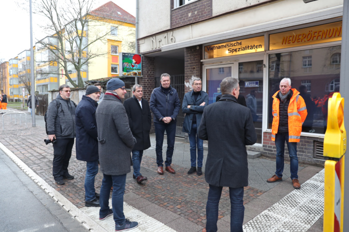 Verkehr auf Ratzelstraße wird zwischen Diezmannstraße und Schönauer Straße vorfristig wieder freigegeben. Leipzig, 23.12.22. Im Bild: Thomas Dienberg (Beigeordneter für Stadtentwicklung und Bau der Stadt Leipzig) steht in der Runde. Foto: Jan Kaefer