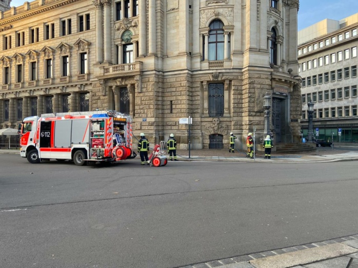 Säuberungsarbeiten der Feuerwehr an der Deutschen Bank. Foto: LZ