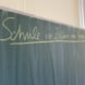 Schule in Zeiten von Corona lautet die Aufschrift auf der Klassenzimmer-Tafel.