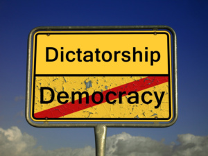 Symbolisches Schild Demokratie - Diktatur.