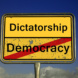 Symbolisches Schild Demokratie - Diktatur.
