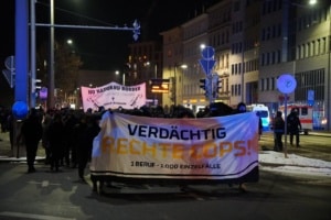 Frontbanner der Demo auf der Pragerstraße: Verdächtig rechte Cops - angelehnt an die Eigenwerbung der Polizei "Verdächtig gute Jobs". Foto: LZ