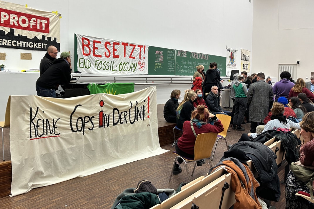 Das besetzte Auditorium maximum an der Universität Leipzig am 14. Dezember 2022 Foto: Luise Mosig