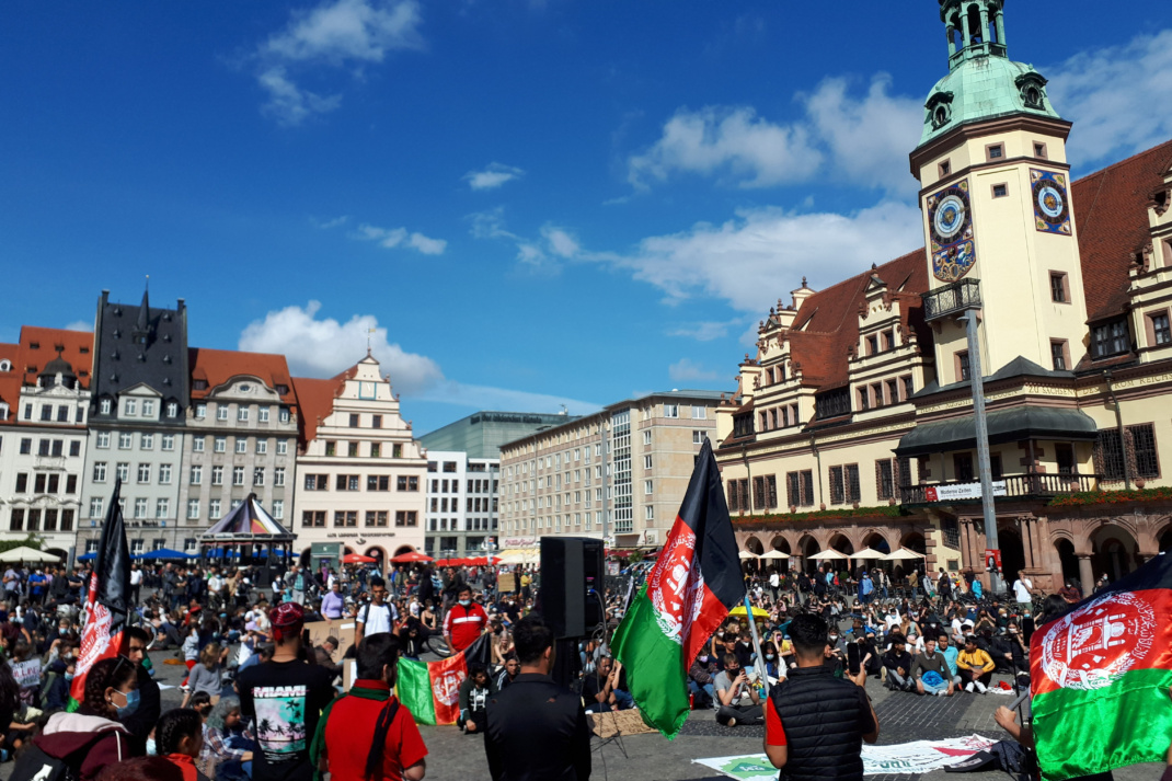 Demonstration auf dem Leipziger Marktplatz mit vielen Menschen.