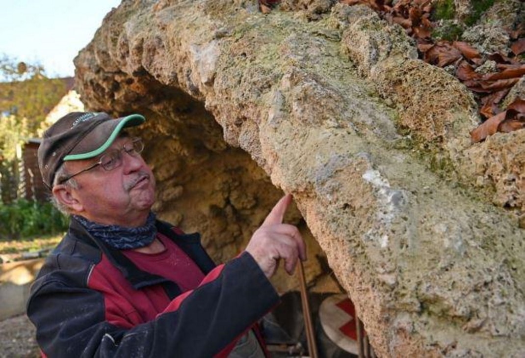 Herr Bernd Bubnick mit prüfendem Blick an der Grotte. Foto: HWK Leipzig, Holger Zürch