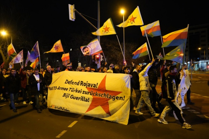 Demonstration für die Unantastbarkeit Rojavas und für ein Gedenken an weitere getötete Kurdinnen. Foto: LZ