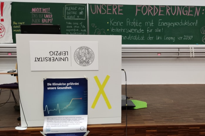 Audimax der Uni Leipzig am 15. Dezember 2022 während der Verkündung der gemeinsamen Erklärung von "End Fossil" und Rektorat