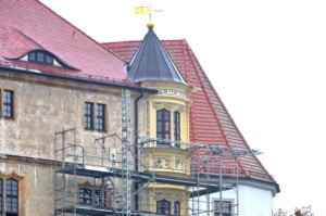 Derzeit wird das Gerüst am Nordost-Erker von Schloss Hartenfels abgebaut. Die neue Farbfassung ist bereits gut sichtbar.