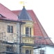 Derzeit wird das Gerüst am Nordost-Erker von Schloss Hartenfels abgebaut. Die neue Farbfassung ist bereits gut sichtbar.