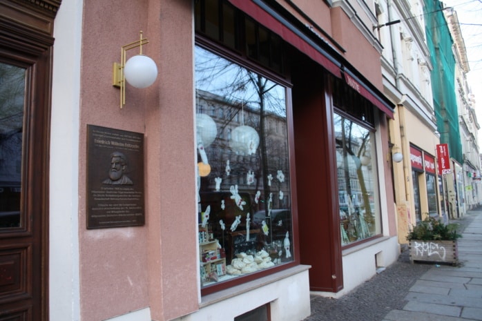 Gedenktafel für Friedrich Wilhelm Fritzsche in der Karl-Liebknecht-Straße. Foto: Ralf Julke