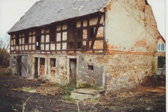 Foto: Das Seitengebäude im Jahr 2001 vor der Sanierung. Foto: Privat