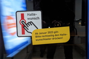 Hinweisaufkleber: Ab Januar 2023 gilt, rechtzeitig den Haltewunsch-Knopf in Leipziger Straßenbahnen drücken.