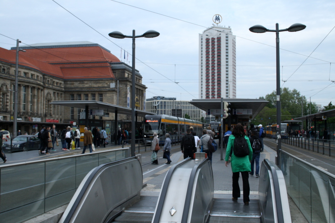 Blick auf die LVB-Haltestelle Hauptbahnhof.