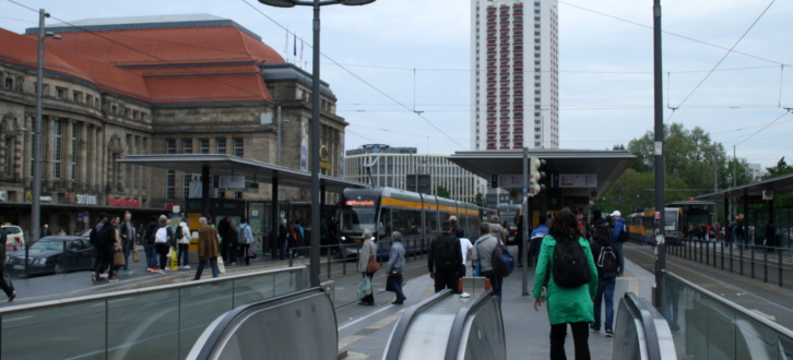 Die gut frequentierte LVB-Haltestelle am Leipziger Hauptbahnhof. Foto: Ralf Julke