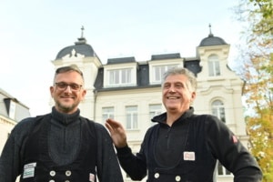 Alexander Herzog und Wolfgang Herzog vor der neu bekrönten Villa in Leipzig-Leutzsch. Foto: HWK Leipzig. Holger Zürch