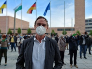 Burkhard Jung mit Maske vor dem Neuen Rathaus
