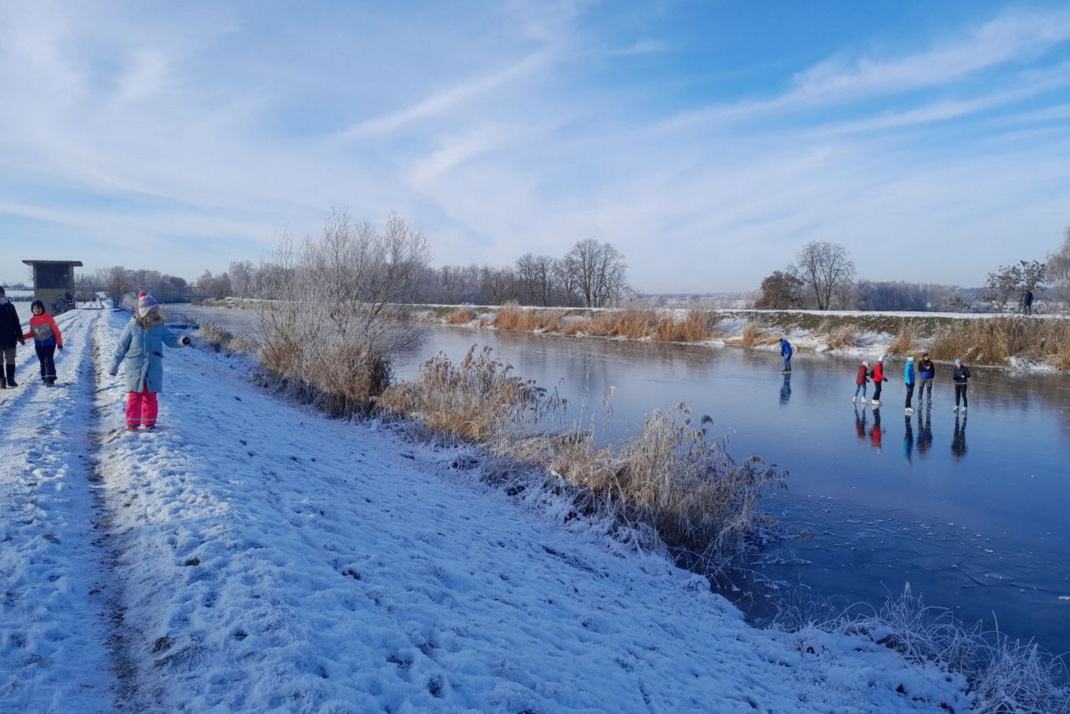 Zugefrorene Gewässer der Stadt Leipzig bitte nur betreten, wenn sie durch die Kreispolizeibehörde freigegeben wurden! Liegt diese Freigabe nicht vor, betreten Sie die Eisflächen immer auf eigene Gefahr.