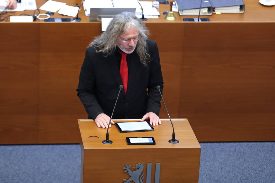 Thomas Kumbernuß stellt seinen Antrag zum generischen Femininum im Leipziger Stadtrat vor.