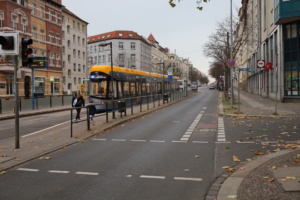 Haltestellenbucht und Tram, Haupt- und Nebenstraße.
