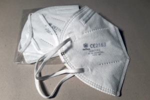 Zwei FFP2-Masken zum Schutz vor Atemwegserkrankungen wie Covid-19