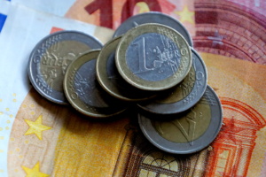 Blick auf Euromünzen und -scheine.