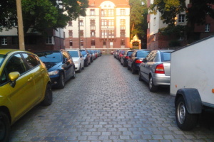 Für die Feuerwehr kein Durchkommen mehr: zugeparkte Palmstraße in Reudnitz.
