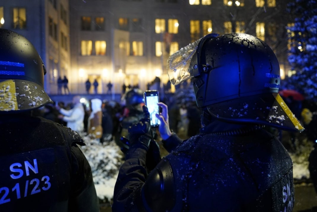 Polizeibeamter filmt auf dem Augustusplatz den marokkanischen Jubel zum Einzug ins WM-Finale.