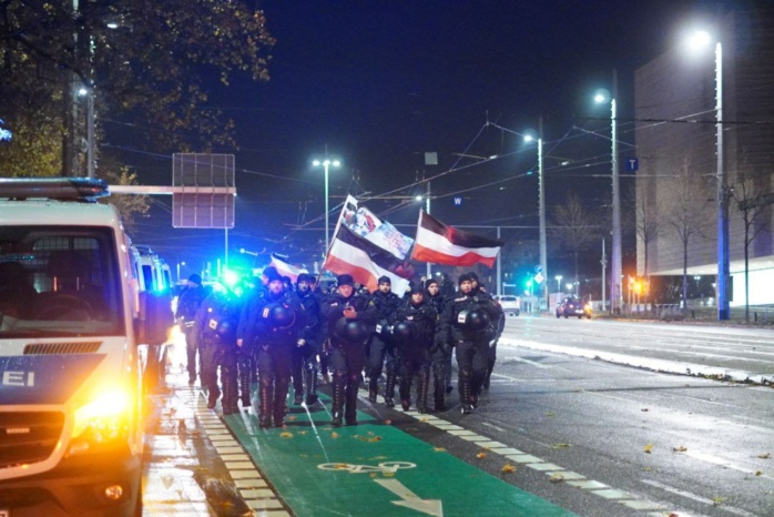 Volker Beiser mit 23 rechten Demoteilnehmern und "Jung, sozial, radikal"-Rufen als zweite Demo des Abends unterwegs. Foto: Ferdinand Uhl