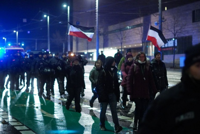 Volker Beiser mit 23 rechten Demoteilnehmern und "Jung, sozial, radikal"-Rufen als zweite Demo des Abends unterwegs. Foto: Ferdinand Uhl