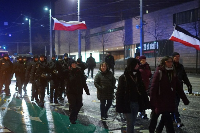 Volker Beiser mit 23 rechten Demoteilnehmern und "Jung, sozial, radikal"-Rufen als zweite Demo des Abends unterwegs. Foto: Ferdinand Uhl