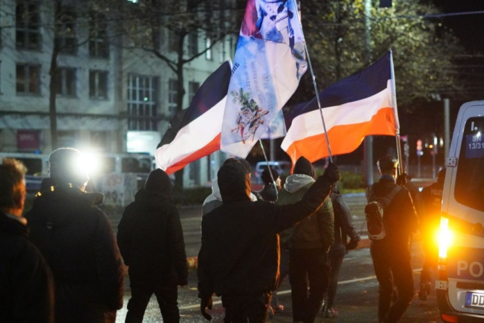 Volker Beiser mit 23 rechten Demoteilnehmern und "Jung, sozial, radikal"-Rufen als zweite Demo des Abends unterwegs. Foto: Ferdinand Uhl