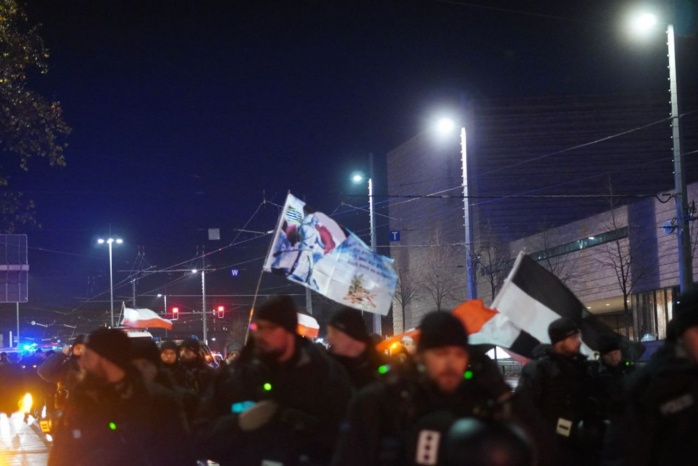 Volker Beiser mit 23 rechten Demoteilnehmern und "Jung, sozial, radikal"-Rufen als zweite Demo des Abends unterwegs. Foto: Ferdinand Uhl