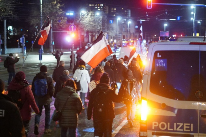 Volker Beiser mit 23 rechten Demoteilnehmern und "Jung, sozial, radikal"-Rufen als zweite Demo des Abends unterwegs. Foto: Ferdinand Uhl