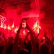 12.000 springende Fans beim Kraftklub-Konzert. Im Vordergrund eine Person, die mit dem Handy filmt. Im Hintergrund rotes Licht und Nebel vor dem K-Zeichen.