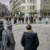 Menschen stehen auf dem kleinen Wilhelm-Leuschner-Platz in einem Kreis