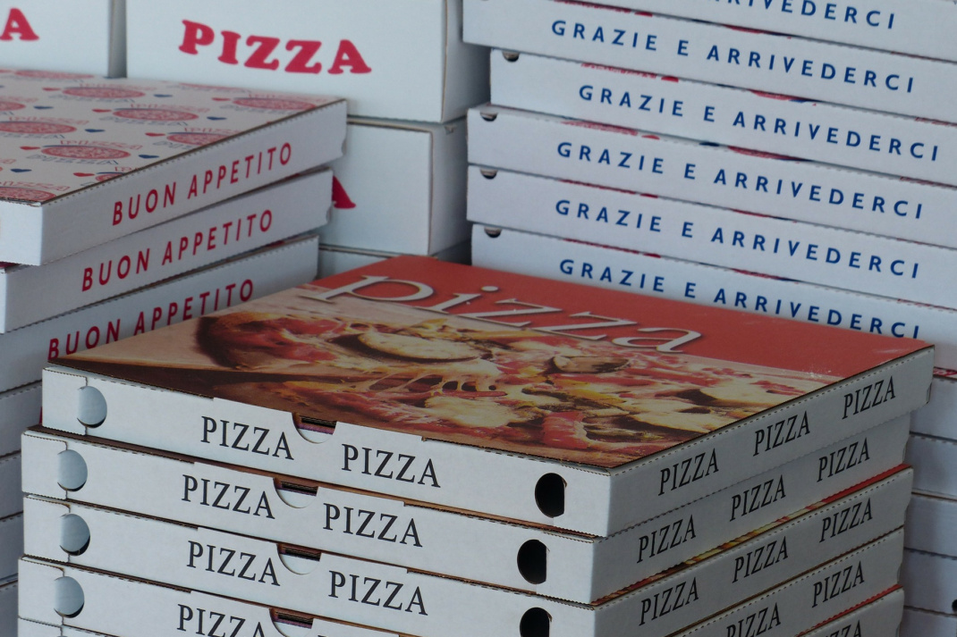 Zu sehen sind mehrere gestapelte Pizzakartons.