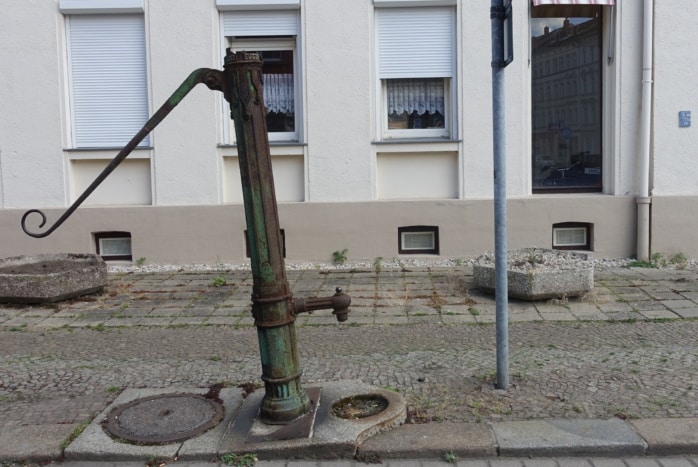 Beschädigte Pumpe vom Typ Delphin in der Gohliser Schachtstraße. Foto: Wolfgang Leyn