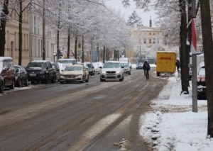 Geräumter Schnee auf dem Radstreifen in der Arno-Nitzsche-Straße am 2. Dezember 2022.