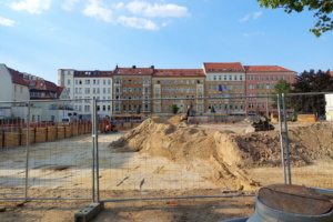 Blick auf Baustelle der Schwimmhalle auf dem Otto-Runki-Platz.