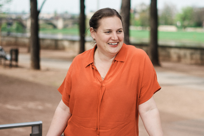 Petra Čagalj Sejdi vor dem Sächsischen Landtag.