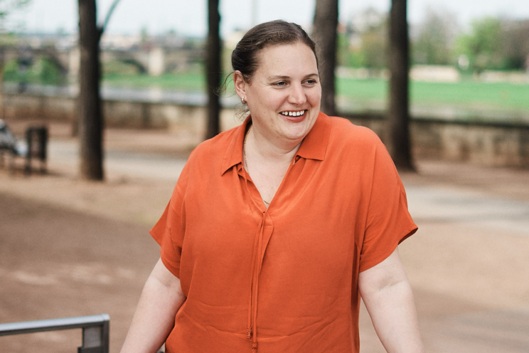 Petra Čagalj Sejdi vor dem Sächsischen Landtag.